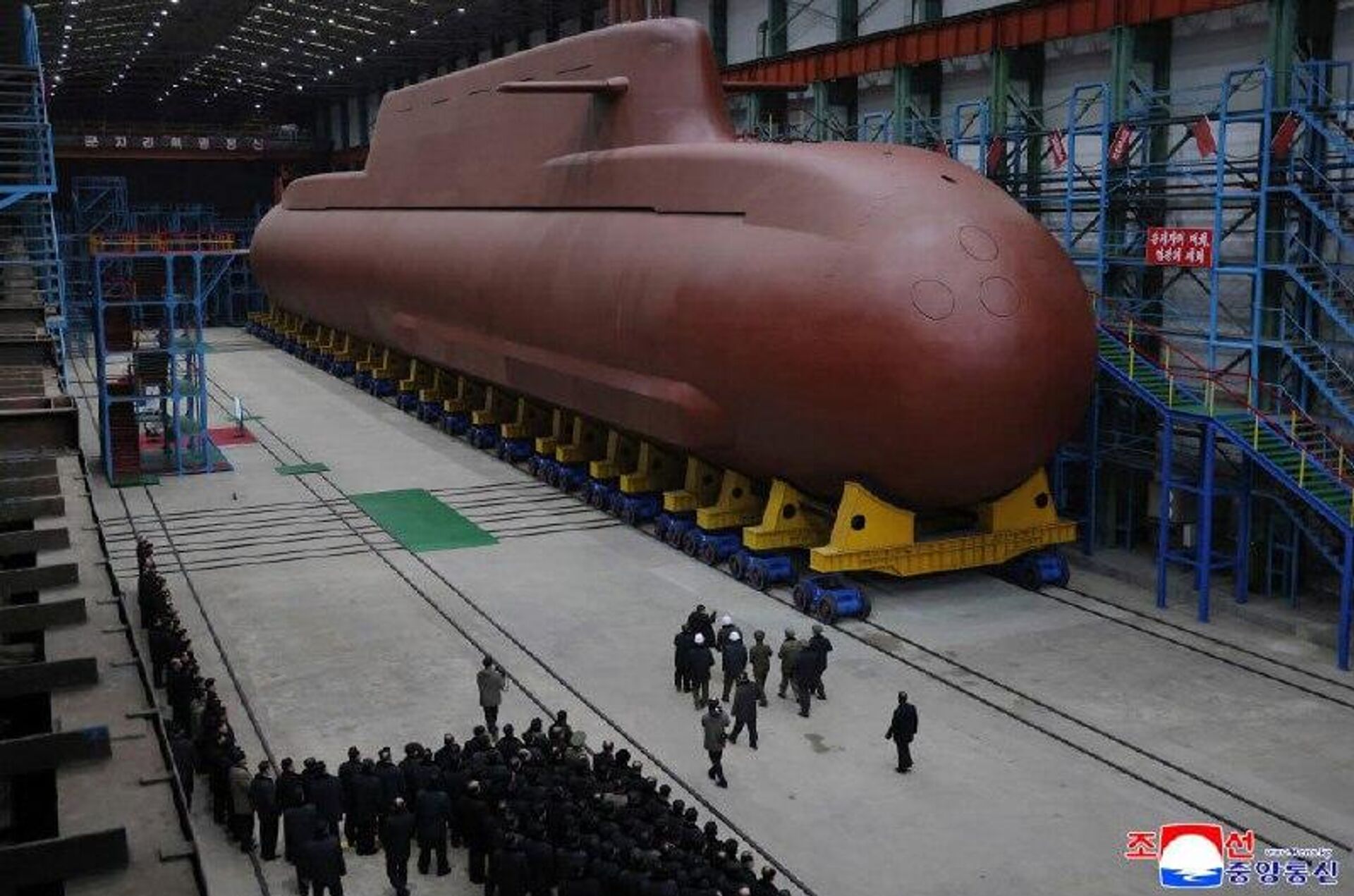 Kim Jong‑un inspeciona construção de submarino nuclear estratégico na Coreia do Norte - Sputnik Brasil, 1920, 25.12.2025