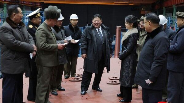 Kim Jong‑un inspeciona construção de submarino nuclear estratégico na Coreia do Norte - Sputnik Brasil