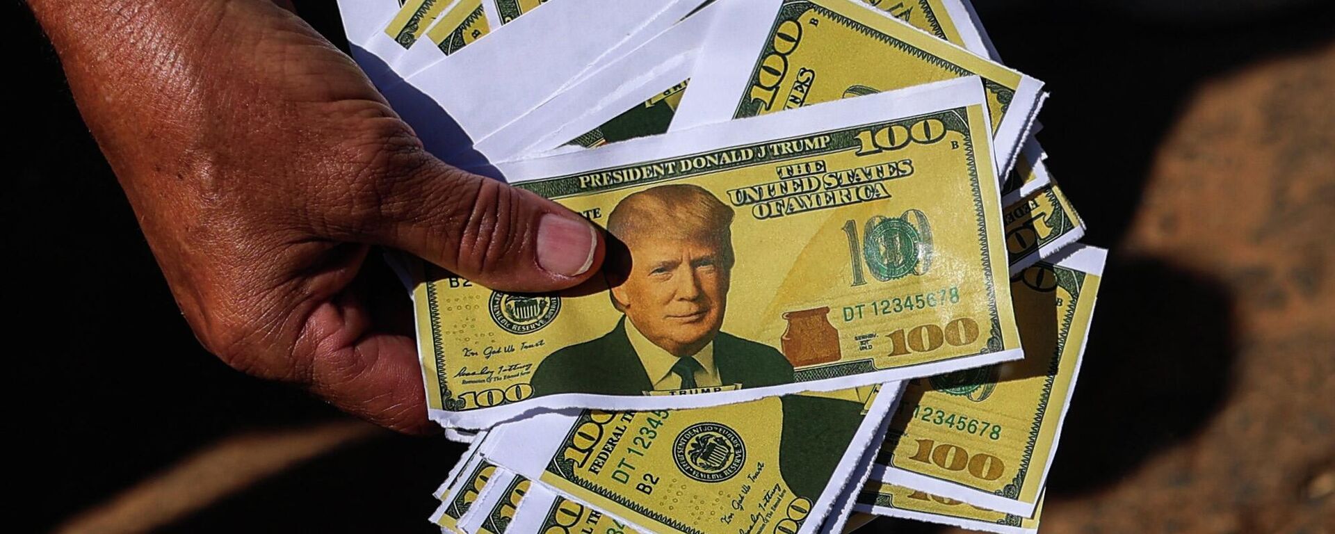 Manifestantes protestam contra medidas econômicas do governo dos EUA contra o Brasil, na frente da embaixada americana em Brasília (DF). Brasil, 1º de agosto de 2025 - Sputnik Brasil, 1920, 25.12.2025