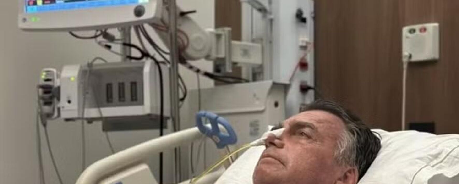 Carlos Bolsonaro publicou imagem do pai no hospital — Foto: Reprodução/Redes sociais - Sputnik Brasil, 1920, 25.12.2025