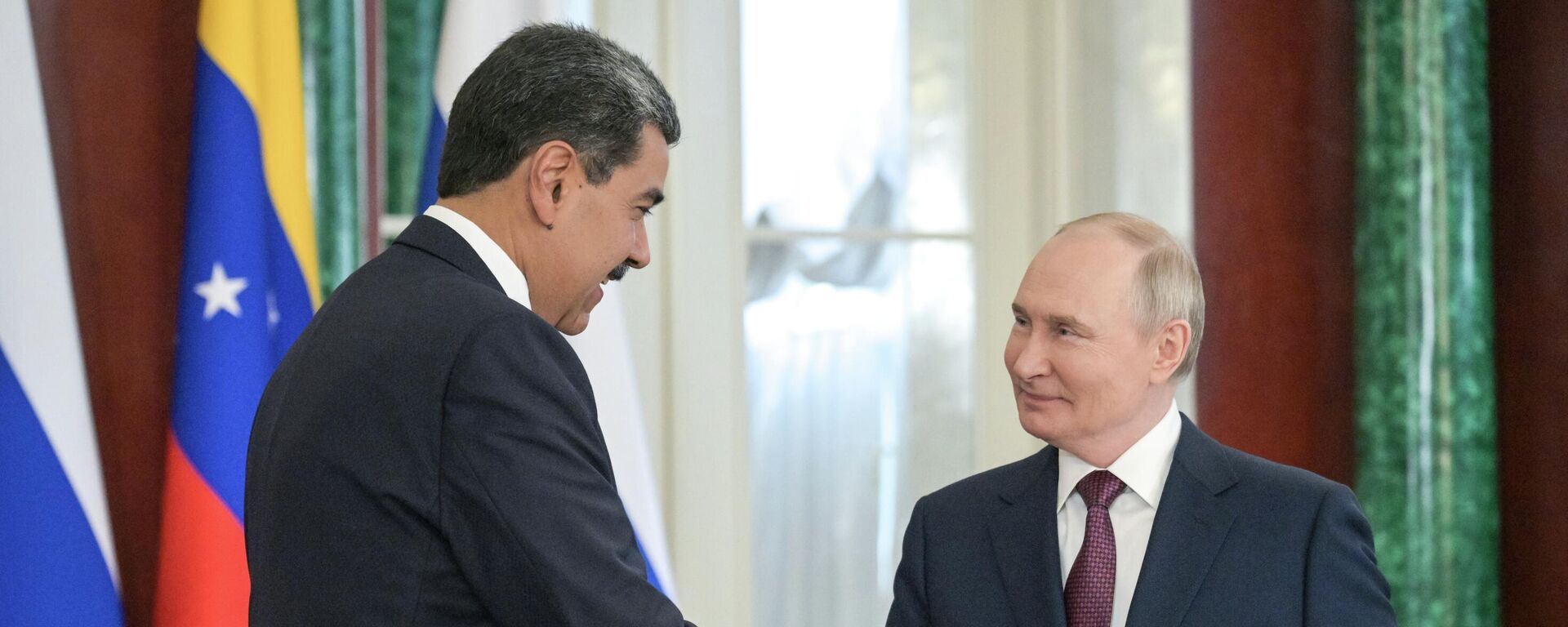 O presidente da Rússia, Vladimir Putin, e o presidente da Venezuela, Nicolás Maduro, assinam documentos de cooperação, em maio de 2025 - Sputnik Brasil, 1920, 25.12.2025