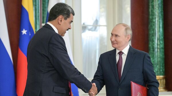 O presidente da Rússia, Vladimir Putin, e o presidente da Venezuela, Nicolás Maduro, assinam documentos de cooperação, em maio de 2025 - Sputnik Brasil