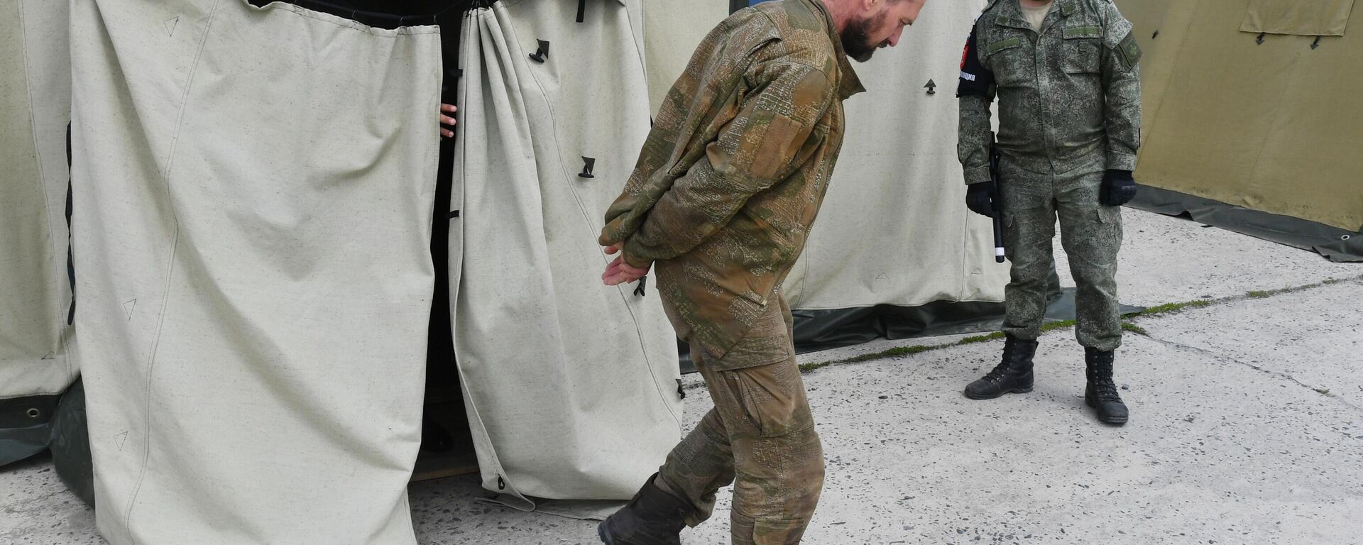 Um prisioneiro de guerra ucraniano - Sputnik Brasil, 1920, 25.12.2025