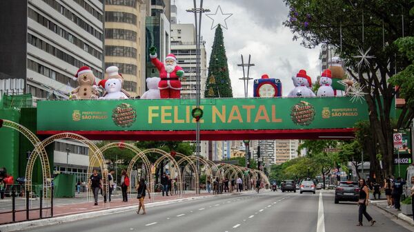Túnel de LED na avenida Paulista, em São Paulo, com decorações natalinas, vai até 6 de janeiro de 2026. A principal e mais icônica via de São Paulo voltou a receber adornos relacionados ao Natal neste ano - Sputnik Brasil