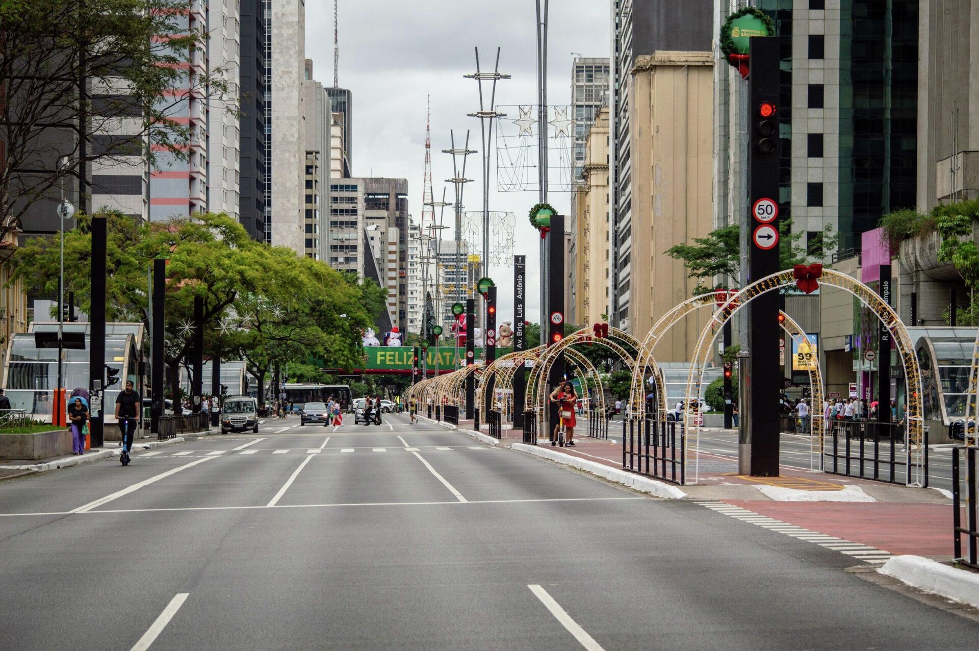 Túnel de LED na avenida Paulista, em São Paulo, com decorações natalinas, vai até 6 de janeiro de 2026