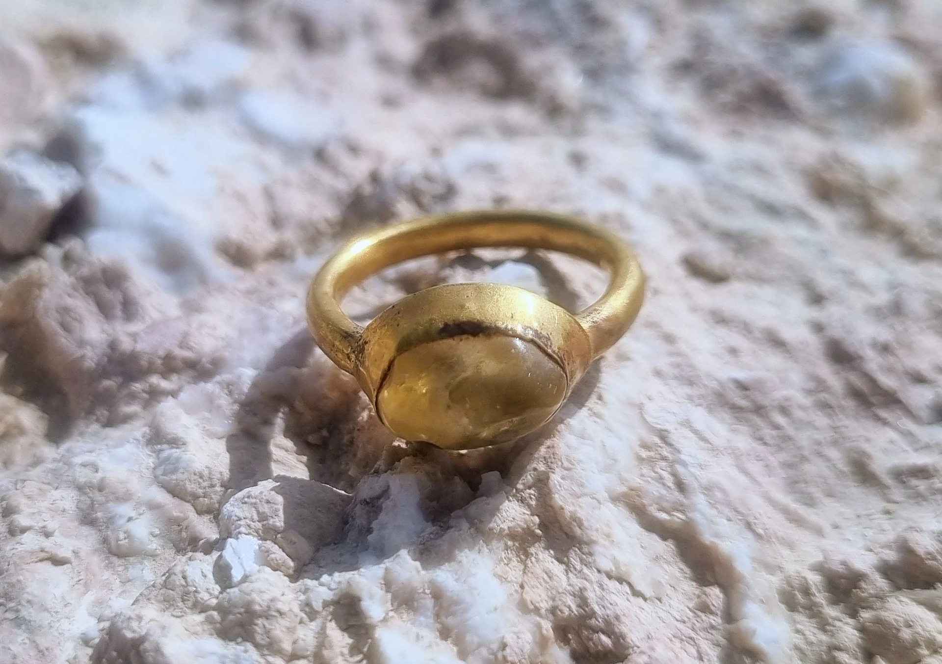 Anel de ouro encontrado na Hircânia, no deserto da Judeia