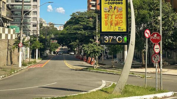 Relógios de rua marcaram temperaturas próximas dos 37 °C em São Paulo no fim de dezembro de 2025 Relógios de rua marcaram temperaturas próximas dos 37 °C em São Paulo no fim de dezembro de 2025 - Sputnik Brasil
