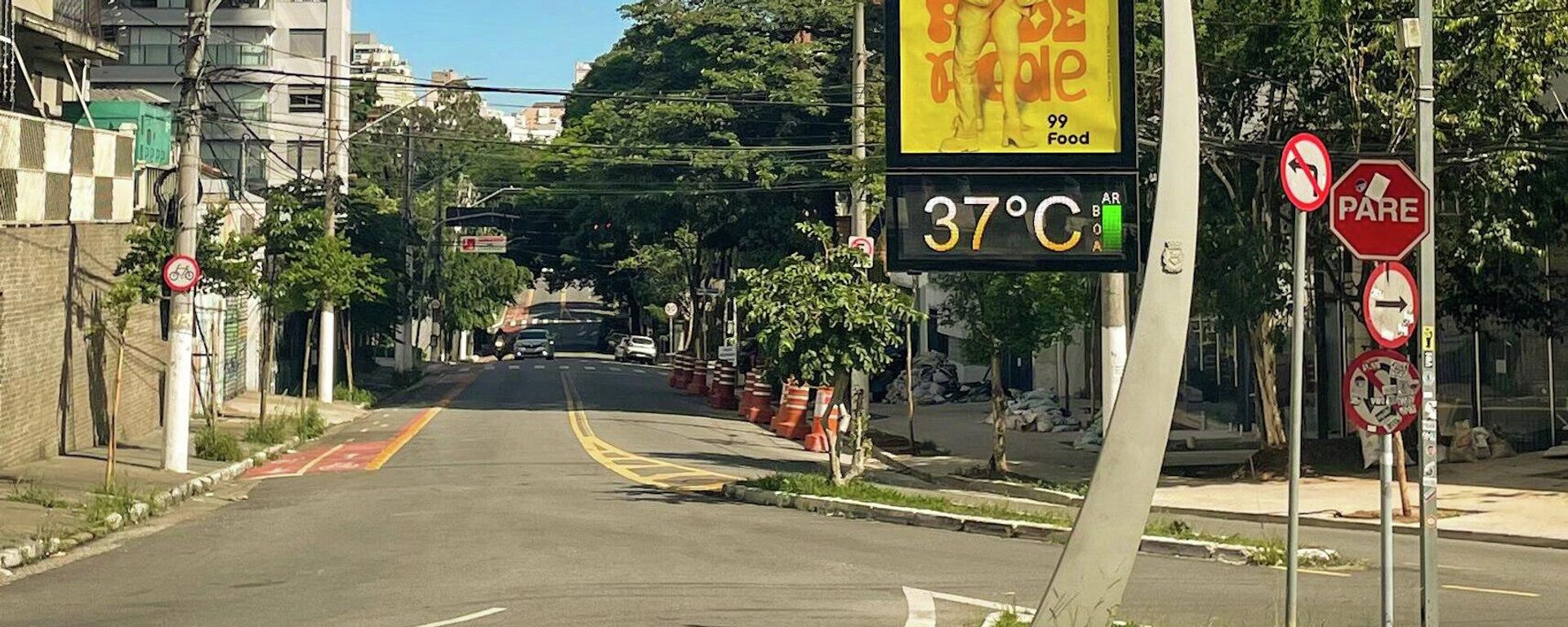 Relógios de rua marcaram temperaturas próximas dos 37 °C em São Paulo no fim de dezembro de 2025 - Sputnik Brasil, 1920, 26.12.2025