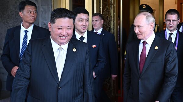 O líder da República Democrática da Coreia, Kim Jong-un, e o presidente da Rússia, Vladimir Putin, durante encontro em 2025 O líder da República Democrática da Coreia, Kim Jong-un, e o presidente da Rússia, Vladimir Putin, durante encontro em 2025 - Sputnik Brasil