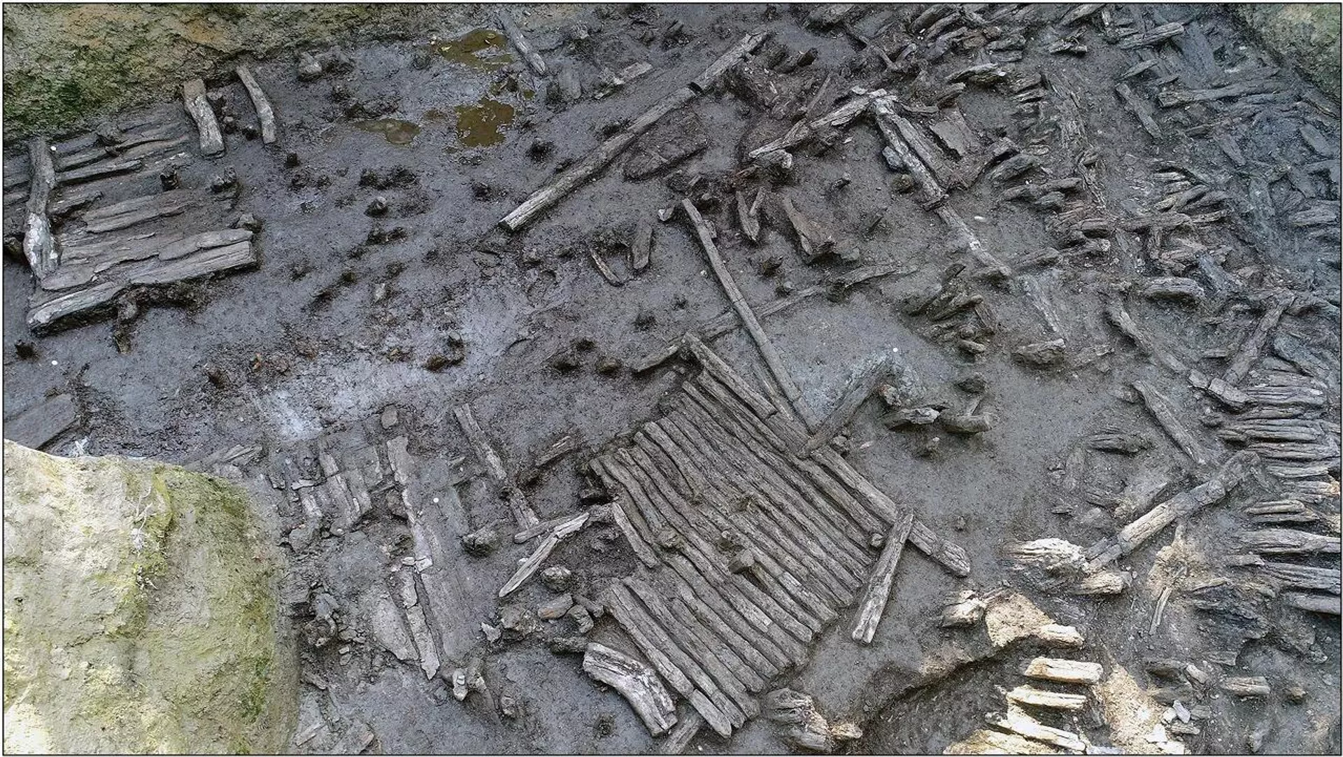 Elementos de madeira da primeira fase de assentamento no centro da área de escavação Elementos de madeira da primeira fase de assentamento no centro da área de escavação - Sputnik Brasil, 1920, 27.12.2025