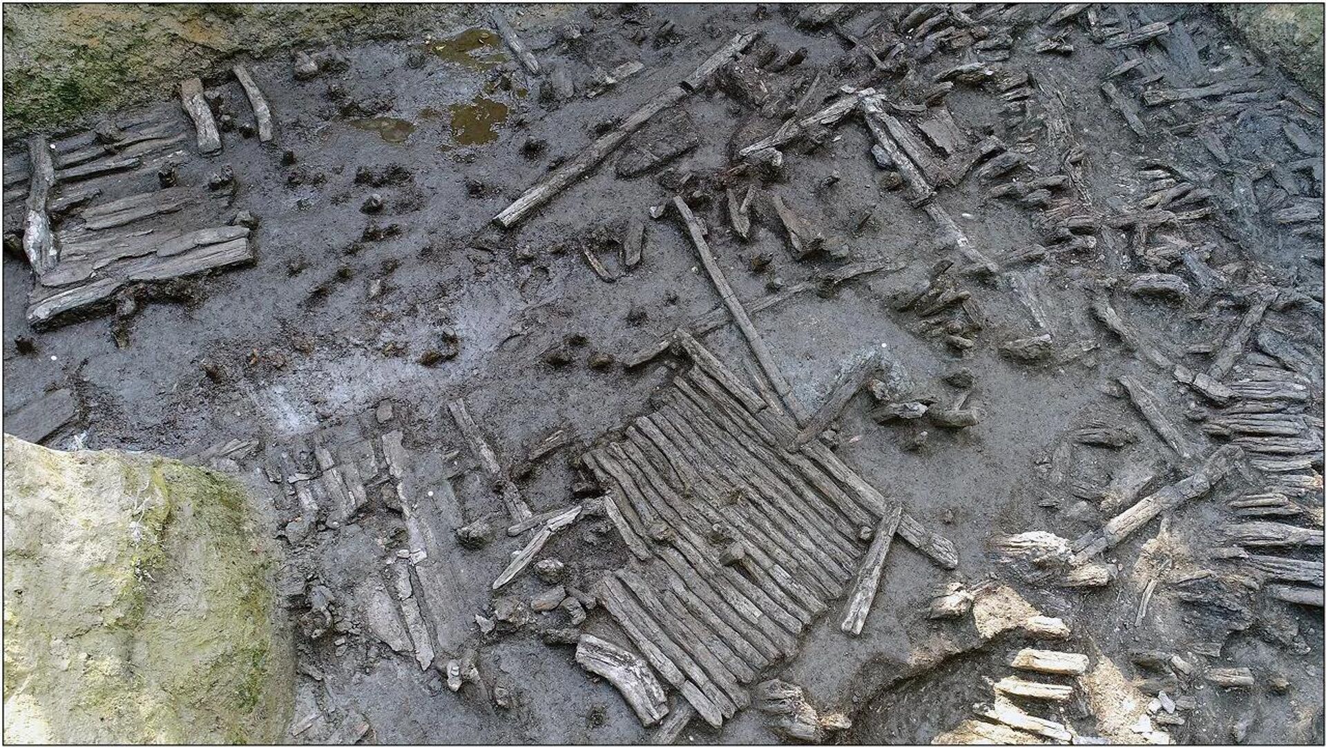 Elementos de madeira da primeira fase de assentamento no centro da área de escavação