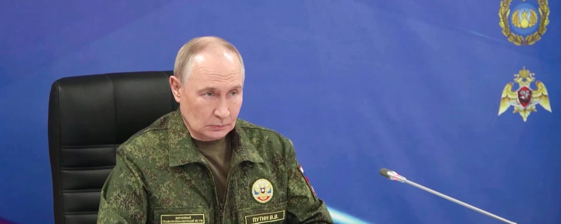 O presidente russo Vladimir Putin realiza uma reunião com o Grupo Conjunto de Forças para discutir a situação na zona de operação especial, em 27 de dezembro de 2025 - Sputnik Brasil, 1920, 27.12.2025