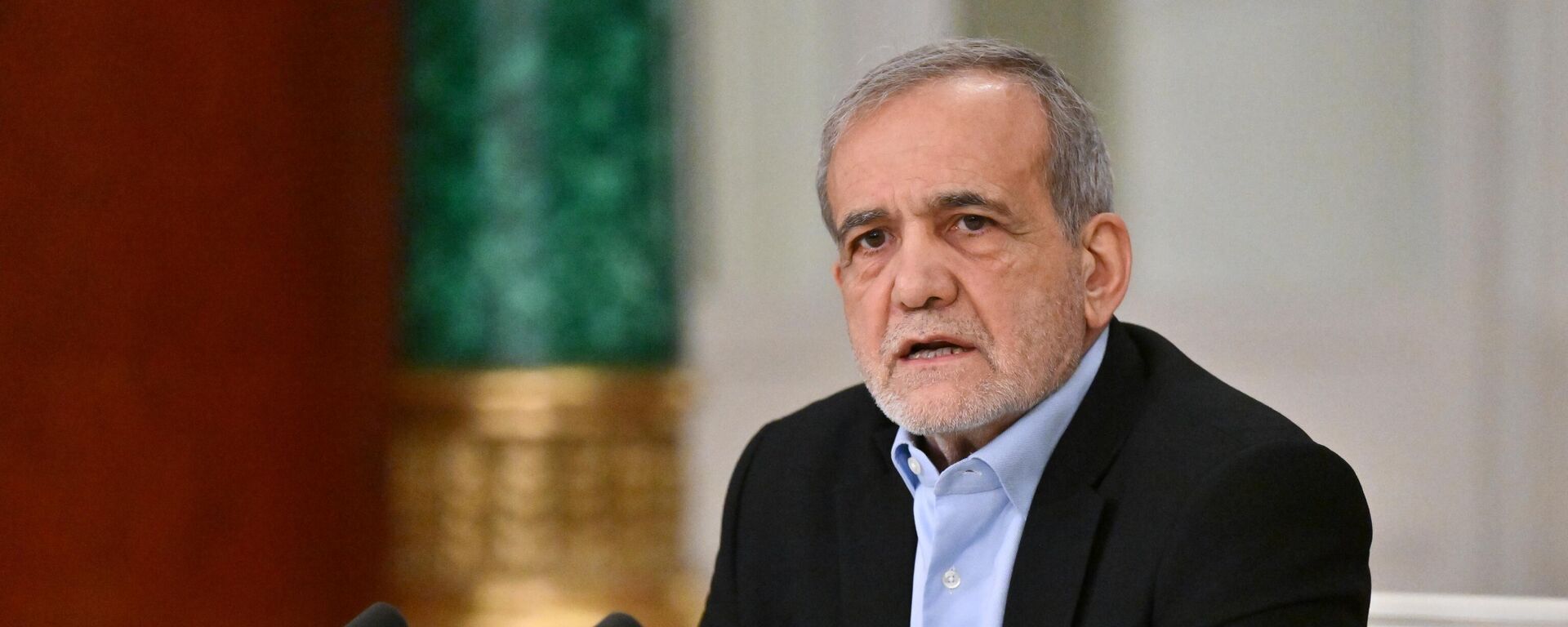 O presidente iraniano, Masoud Pezeshkian, faz uma declaração à imprensa após a assinatura do Acordo Abrangente de Parceria Estratégica entre a Rússia e o Irã O presidente iraniano, Masoud Pezeshkian, faz uma declaração à imprensa após a assinatura do Acordo Abrangente de Parceria Estratégica entre a Rússia e o Irã - Sputnik Brasil, 1920, 28.12.2025