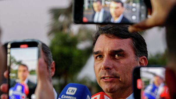 O senador Flávio Bolsonaro, fala com jornalistas em frente ao condomínio onde residia seu pai, o ex-presidente Jair Bolsonaro, Brasília, 11 de setembro de 2025 - Sputnik Brasil