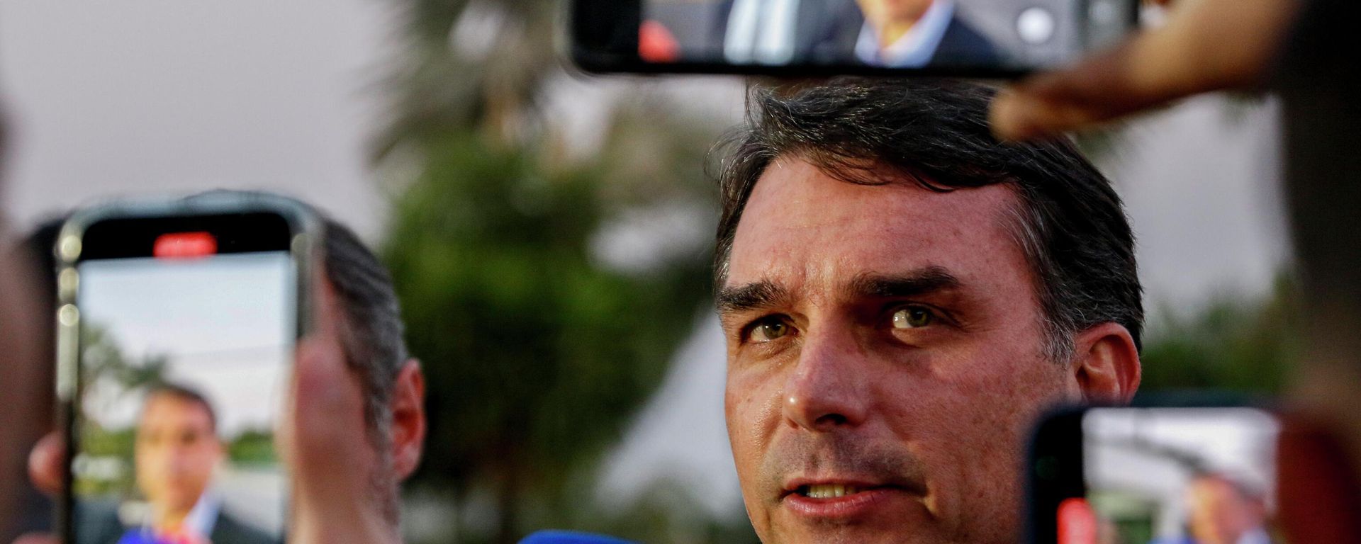 O senador Flávio Bolsonaro, fala com jornalistas em frente ao condomínio onde residia seu pai, o ex-presidente Jair Bolsonaro. Brasília, 11 de setembro de 2025 - Sputnik Brasil, 1920, 21.07.2026