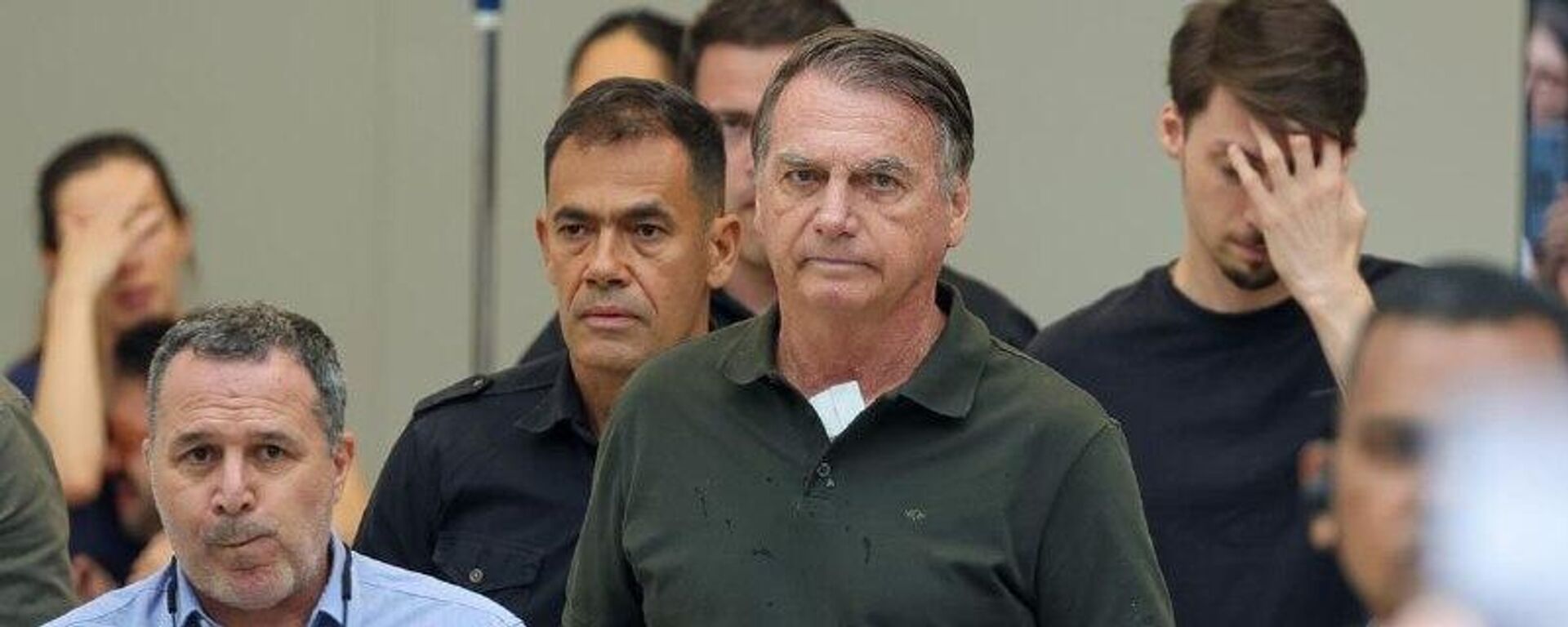 🩺 Bolsonaro tem pico de pressão e inicia tratamento para 'apneia do sono', afirma Carlos Bolsonaro - Sputnik Brasil, 1920, 29.12.2025