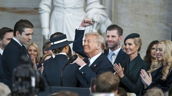 Nesta foto de 20 de janeiro, o presidente eleito Donald Trump celebra junto aos seus familiares após a cerimônia da posse no Capitólio Nesta foto de 20 de janeiro, o presidente eleito Donald Trump celebra junto aos seus familiares após a cerimônia da posse no Capitólio - Sputnik Brasil
