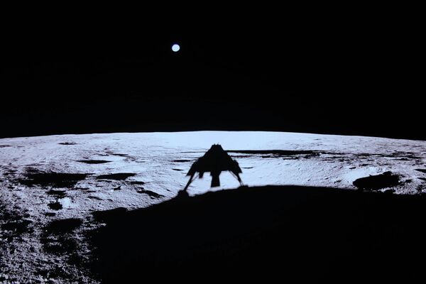 1º lander privado na LuaA sombra do privado módulo de pouso lunar Blue Ghost é vista na superfície da Lua, após esse ter pousado com sucesso em 2 de março. - Sputnik Brasil