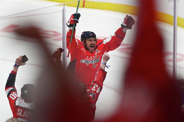 900º gol de OvechkinO jogador russo de hóquei Aleksandr Ovechkin registrou o recorde de total de gols durante campeonatos da NHL. Na foto, Ovechkin celebra o 900º gol na partida contra o St. Louis Blues em 5 de novembro. - Sputnik Brasil