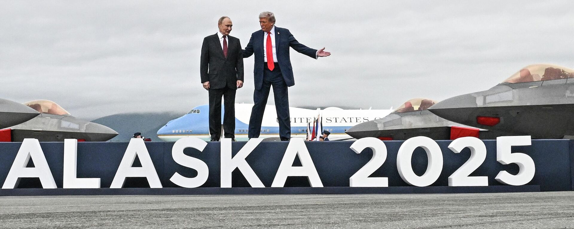 Cúpula Putin-Trump no Alasca: a primeira cúpula dos líderes russo e norte-americano em 4 anos aconteceu em 15 de agosto na base militar de Elmendorf-Richardson em Anchorage. - Sputnik Brasil, 1920, 03.02.2026
