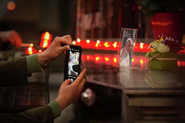 Morte do papa FranciscoA foto é captada durante uma missa em memória do papa falecido na Chiesa di Santo Spirito in Sassia, em Roma, 24 de abril. - Sputnik Brasil