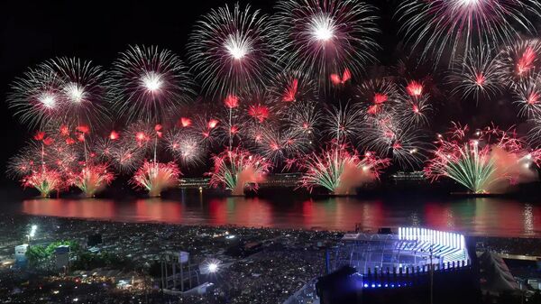 Queima de fogos de artifício na orla da praia de Copacabana - Sputnik Brasil