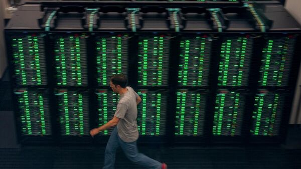 Um funcionário caminha ao lado do novo supercomputador, o MareNostrum5, no Centro de Supercomputação de Barcelona, ​​Espanha, 15 de dezembro de 2023 - Sputnik Brasil