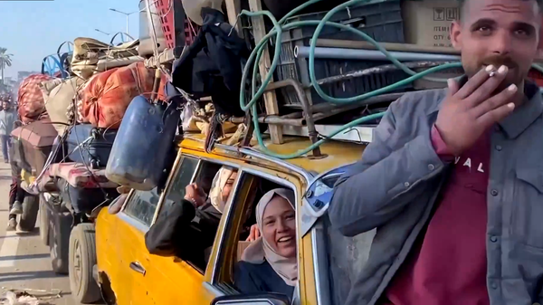 Palestinos voltando para suas casas ou para o local que foram expulsos pela guerra em Gaza - Sputnik Brasil