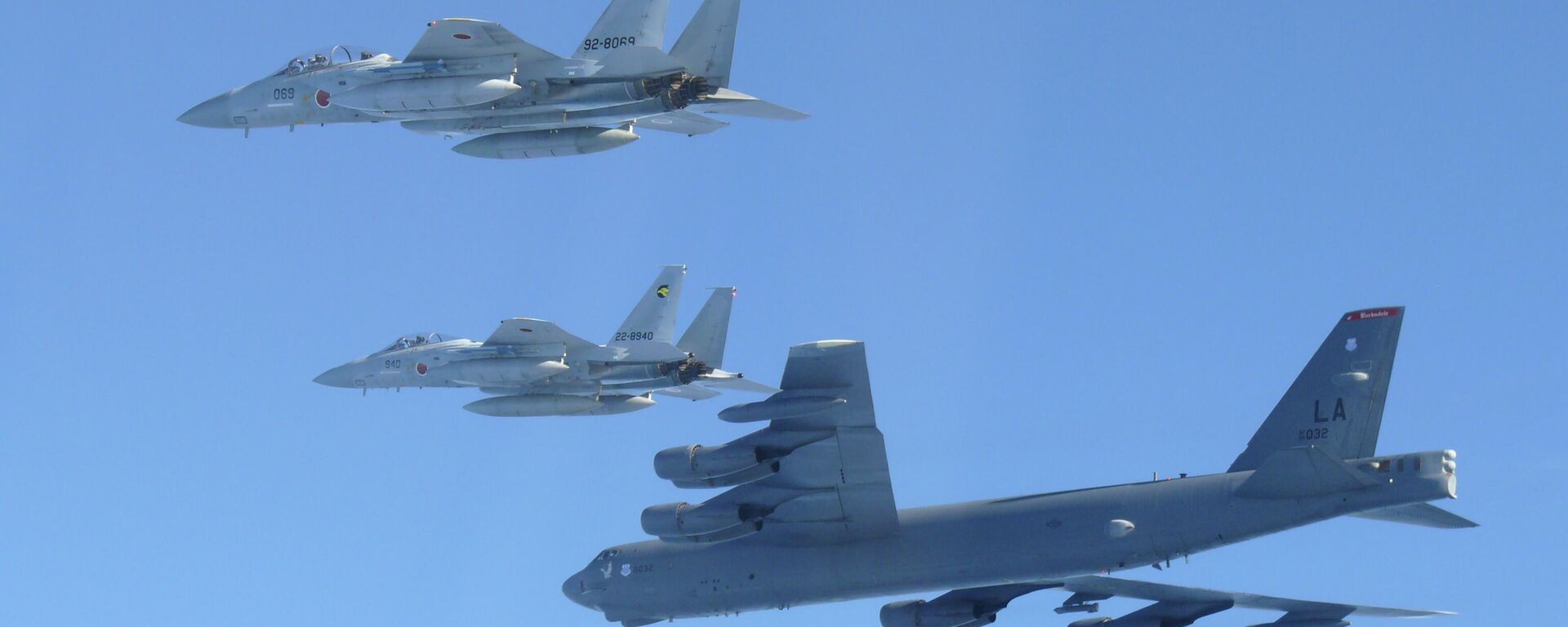 Esta foto, fornecida pelo Ministério da Defesa do Japão, mostra caças F-15 da Força Aérea de Autodefesa do Japão realizando um exercício militar conjunto com o bombardeiro B-52 dos EUA nas proximidades do espaço aéreo japonês, 10 de dezembro de 2025 - Sputnik Brasil, 1920, 01.01.2026
