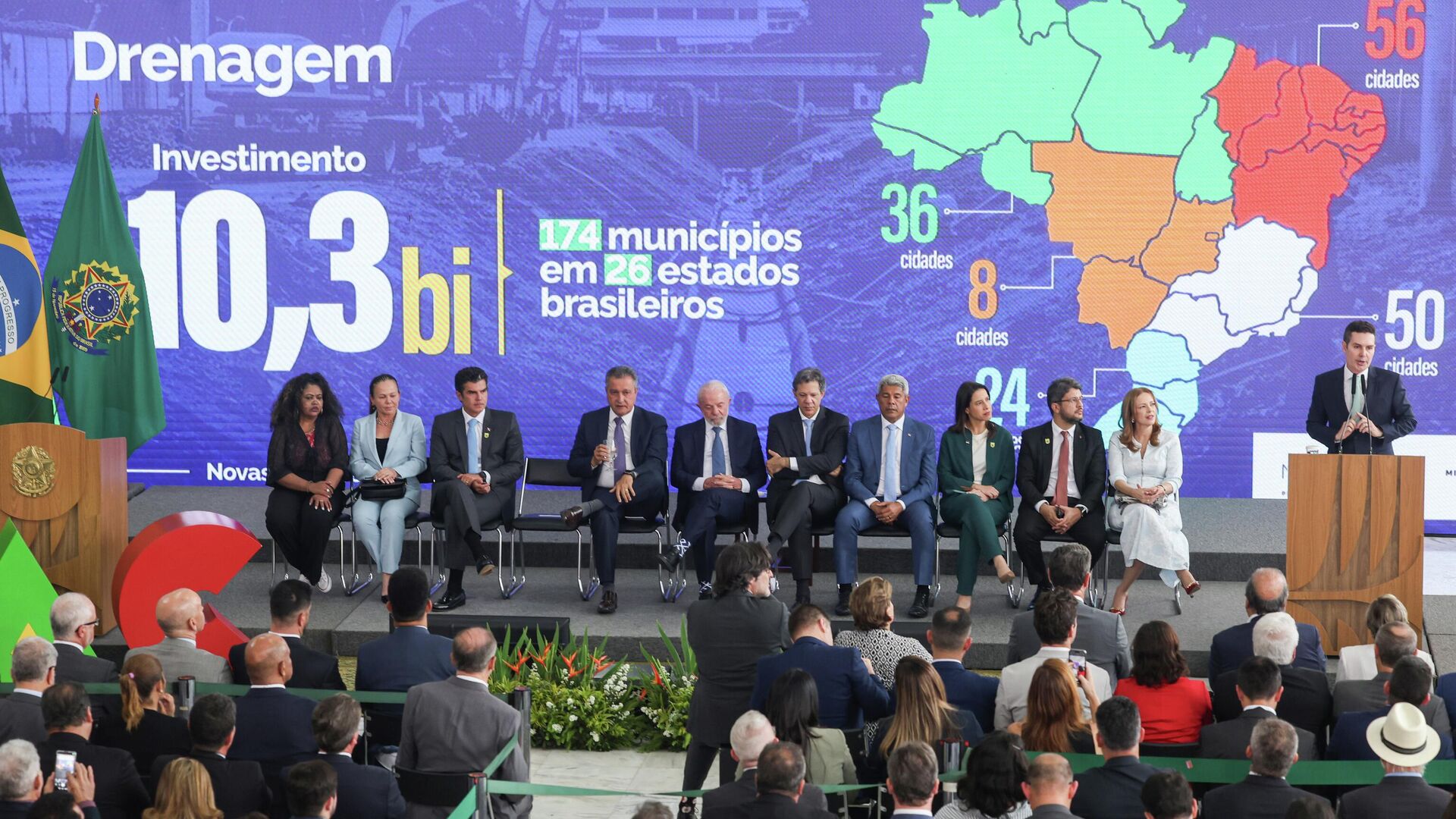 O presidente Luiz Inácio Lula da Silva (c), participa da cerimônia de anúncio dos projetos habilitados pelo Novo PAC Seleções 2025 — Drenagem e Encostas, Brasília,18 de setembro de 2025 - Sputnik Brasil, 1920, 01.01.2026