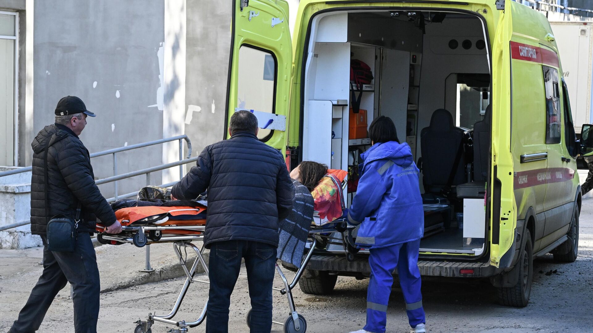 Ситуация у больницы, куда доставляют пострадавших после атаки БПЛА в Херсонской области - Sputnik Brasil, 1920, 01.01.2026