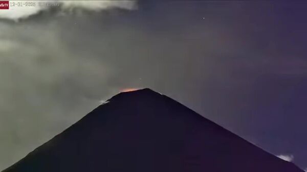 Vulcão Fuego, na Guatemala, entrou em erupção na véspera de Ano Novo - Sputnik Brasil