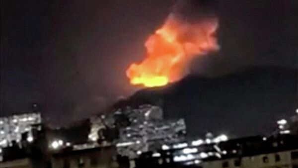 Uma coluna de fumaça levantando-se de várias explosões no início da manhã de 3 de janeiro de 2026 em Caracas, Venezuela. captura de tela - Sputnik Brasil