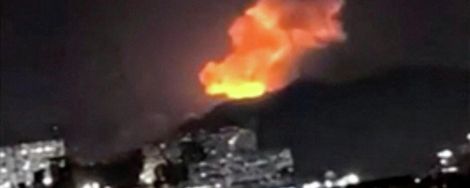 Uma coluna de fumaça levantando-se de várias explosões no início da manhã de 3 de janeiro de 2026 em Caracas, Venezuela. captura de tela - Sputnik Brasil, 1920, 03.01.2026