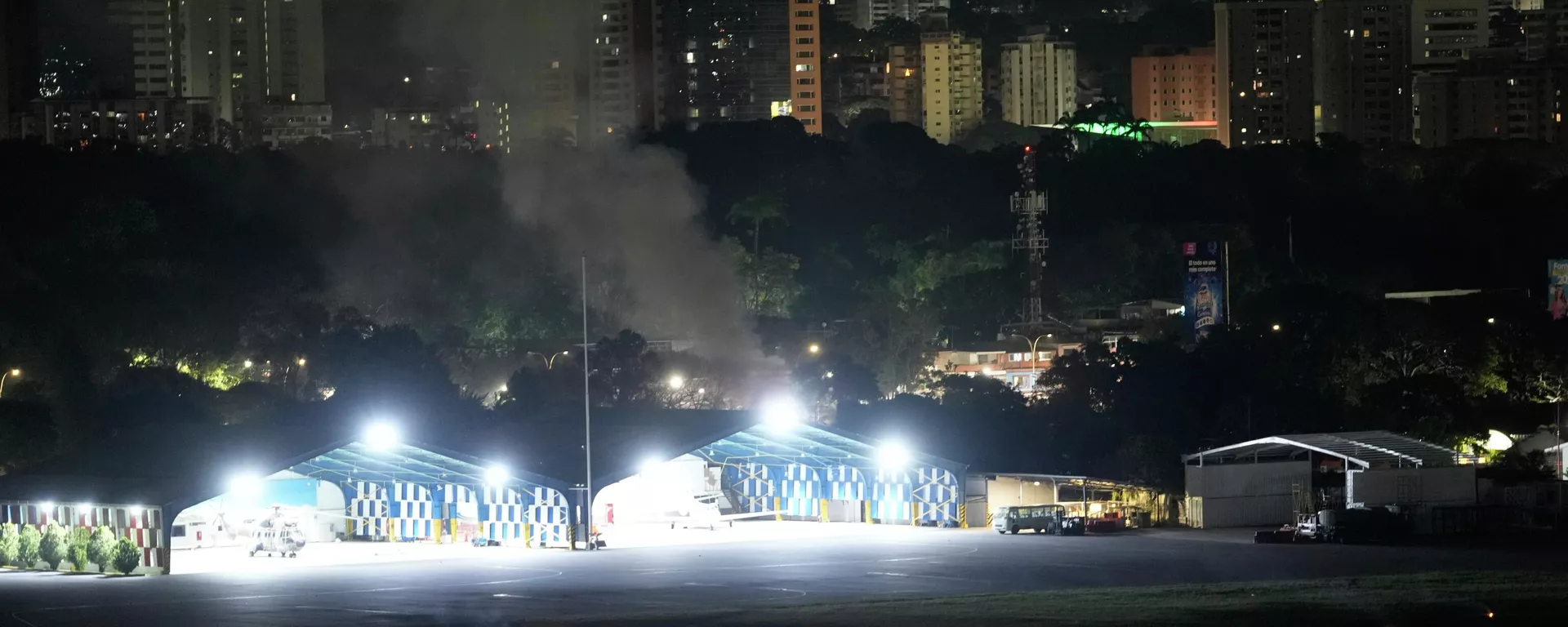 Fumaça sobe no aeroporto de La Carlota após explosões e aeronaves voando baixo serem ouvidas em Caracas, Venezuela, no sábado, 3 de janeiro de 2026. - Sputnik Brasil, 1920, 04.01.2026