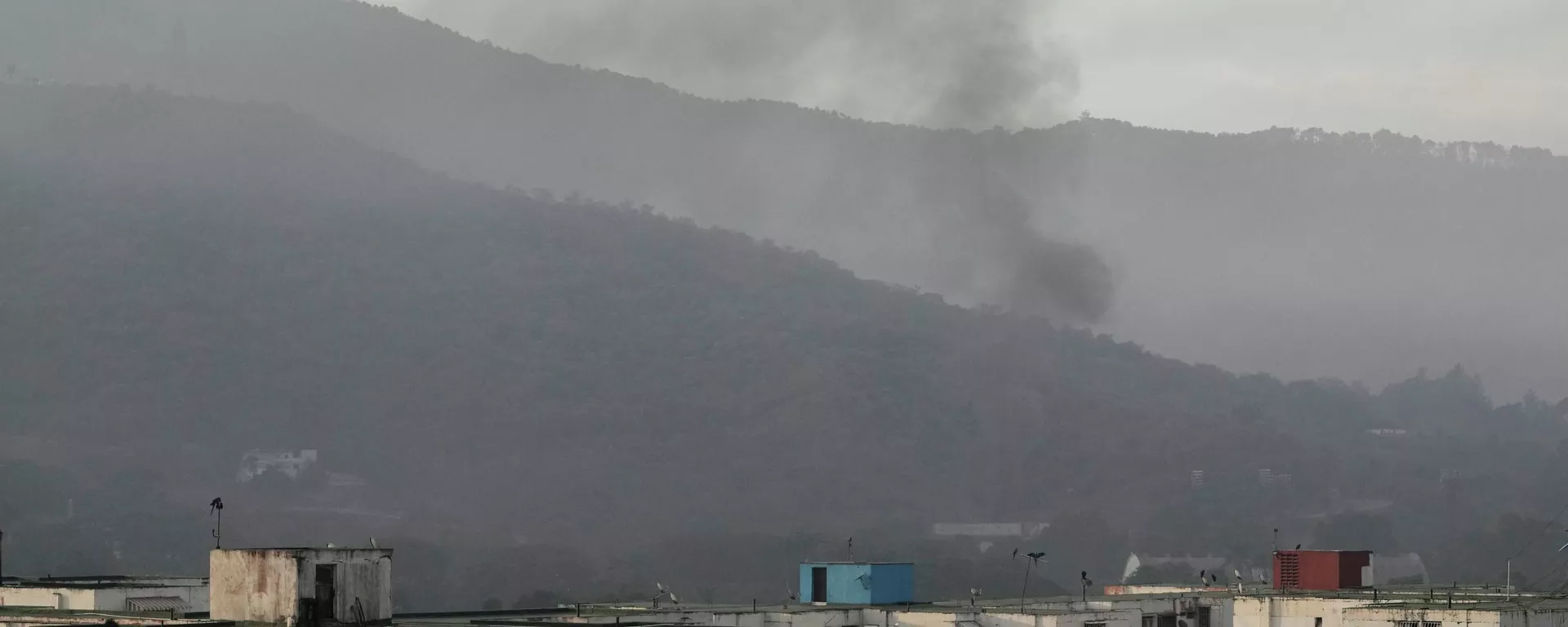 Fumaça sobe de Fuerte Tiuna, a principal guarnição militar de Caracas, na Venezuela, depois que várias explosões foram ouvidas e aeronaves varreram a área no sábado, 3 de janeiro de 2026. Fumaça sobe de Fuerte Tiuna, a principal guarnição militar de Caracas, na Venezuela, depois que várias explosões foram ouvidas e aeronaves varreram a área no sábado, 3 de janeiro de 2026. - Sputnik Brasil, 1920, 03.01.2026