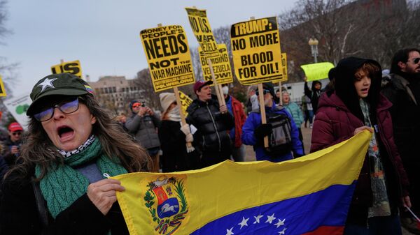Manifestantes protestam em frente à Casa Branca, em Washington DC, contra o ataque dos EUA à Venezuela. EUA, sábado, 3 de janeiro de 2026. - Sputnik Brasil