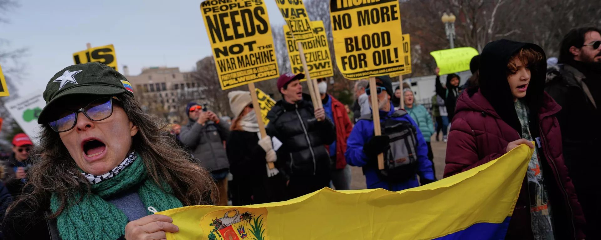 Manifestantes protestam em frente à Casa Branca, em Washington DC, contra o ataque dos EUA à Venezuela. EUA, sábado, 3 de janeiro de 2026. Manifestantes protestam em frente à Casa Branca, em Washington DC, contra o ataque dos EUA à Venezuela. EUA, sábado, 3 de janeiro de 2026. - Sputnik Brasil, 1920, 03.01.2026