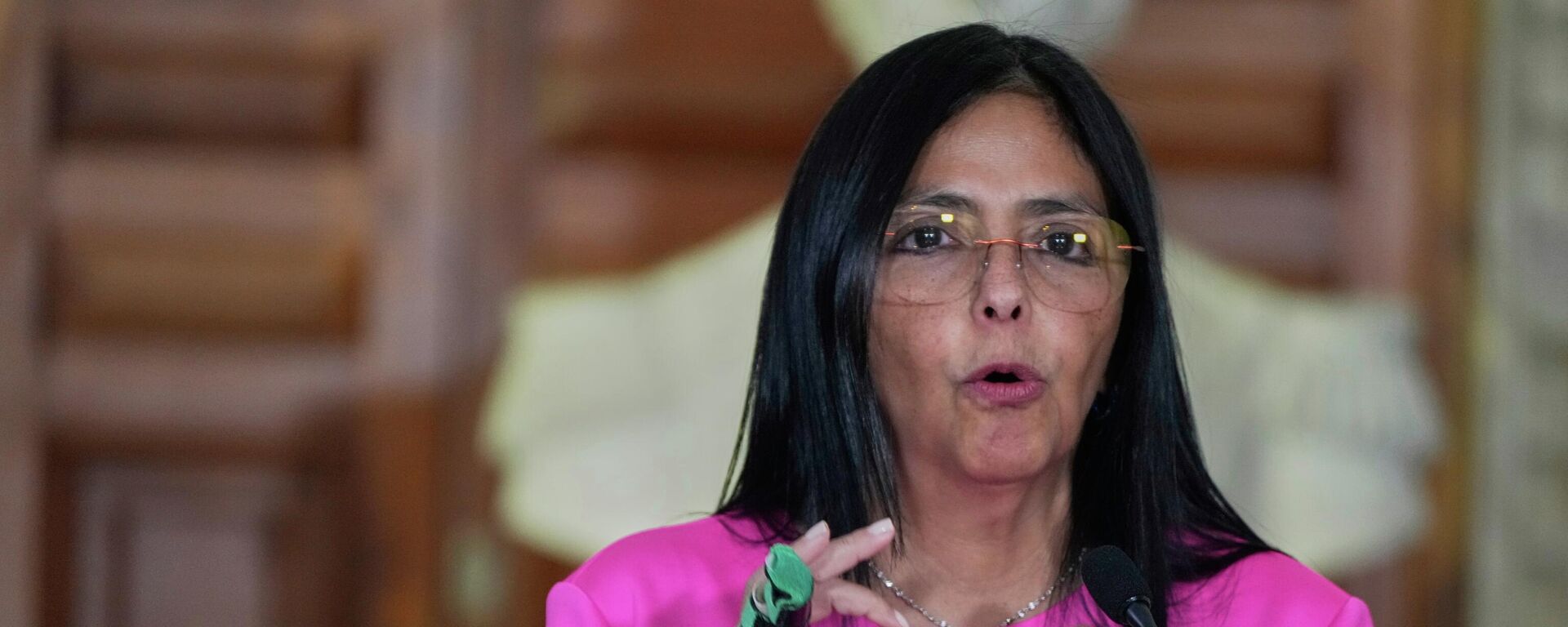 A vice-presidente venezuelana, Delcy Rodríguez, em conversa com a imprensa, em agosto de 2025 - Sputnik Brasil, 1920, 03.01.2026