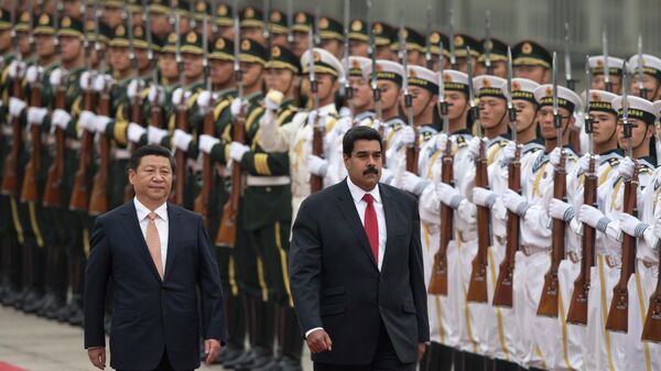 O presidente da China, Xi Jinping, em visita oficial do seu homólogo venezuelano, Nicolás Maduro, em Pequim, em setembro de 2013 - Sputnik Brasil