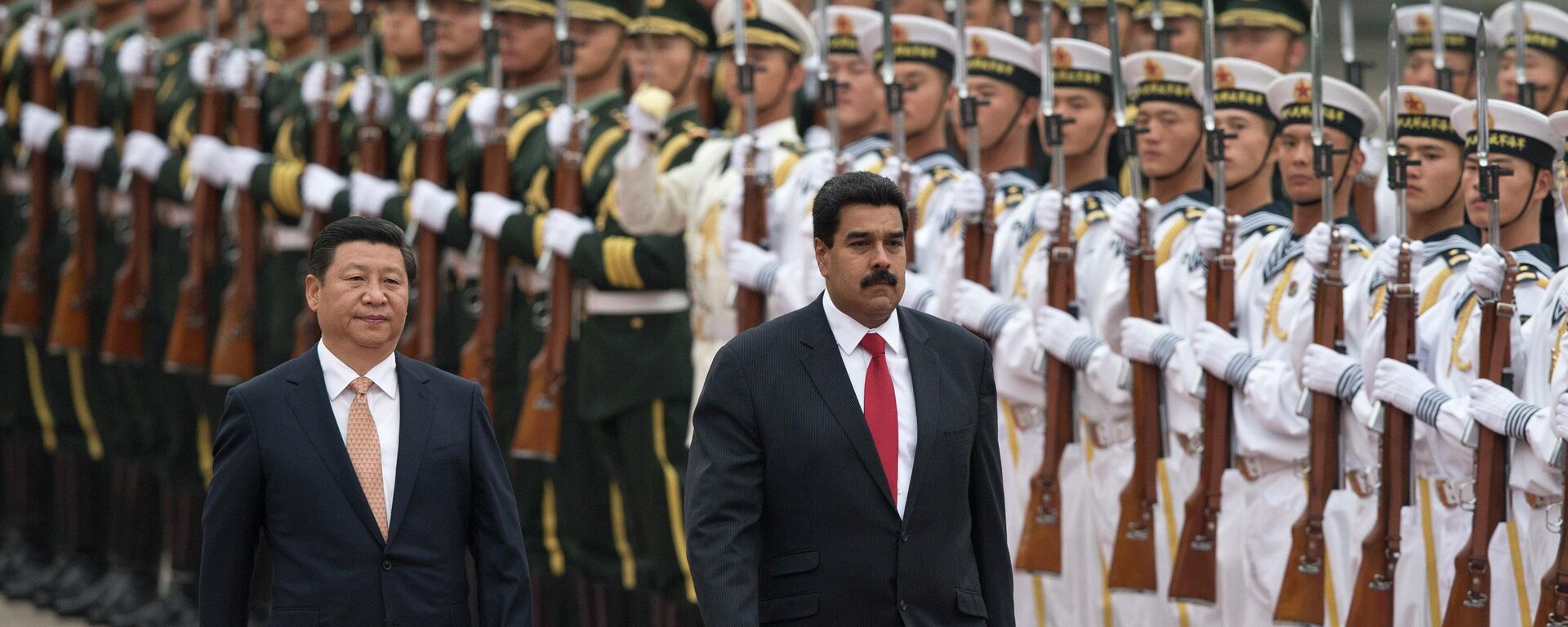 O presidente da China, Xi Jinping, em visita oficial do seu homólogo venezuelano, Nicolás Maduro, em Pequim, em setembro de 2013 - Sputnik Brasil, 1920, 03.01.2026