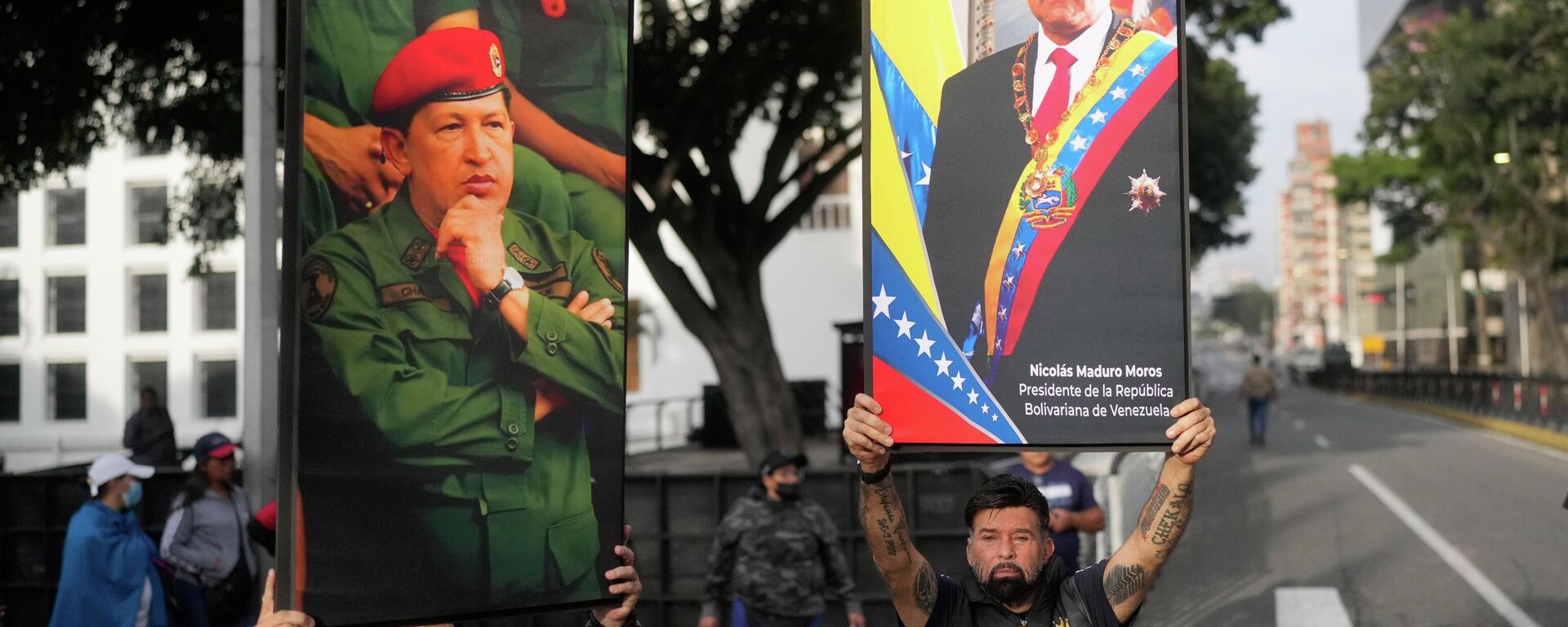 Apoiadores do governo da Venezuela mostram com as fotos de Hugo Chávez e o presidente Nicolás Maduro, sequestrado pelos Estados Unidos - Sputnik Brasil, 1920, 04.01.2026