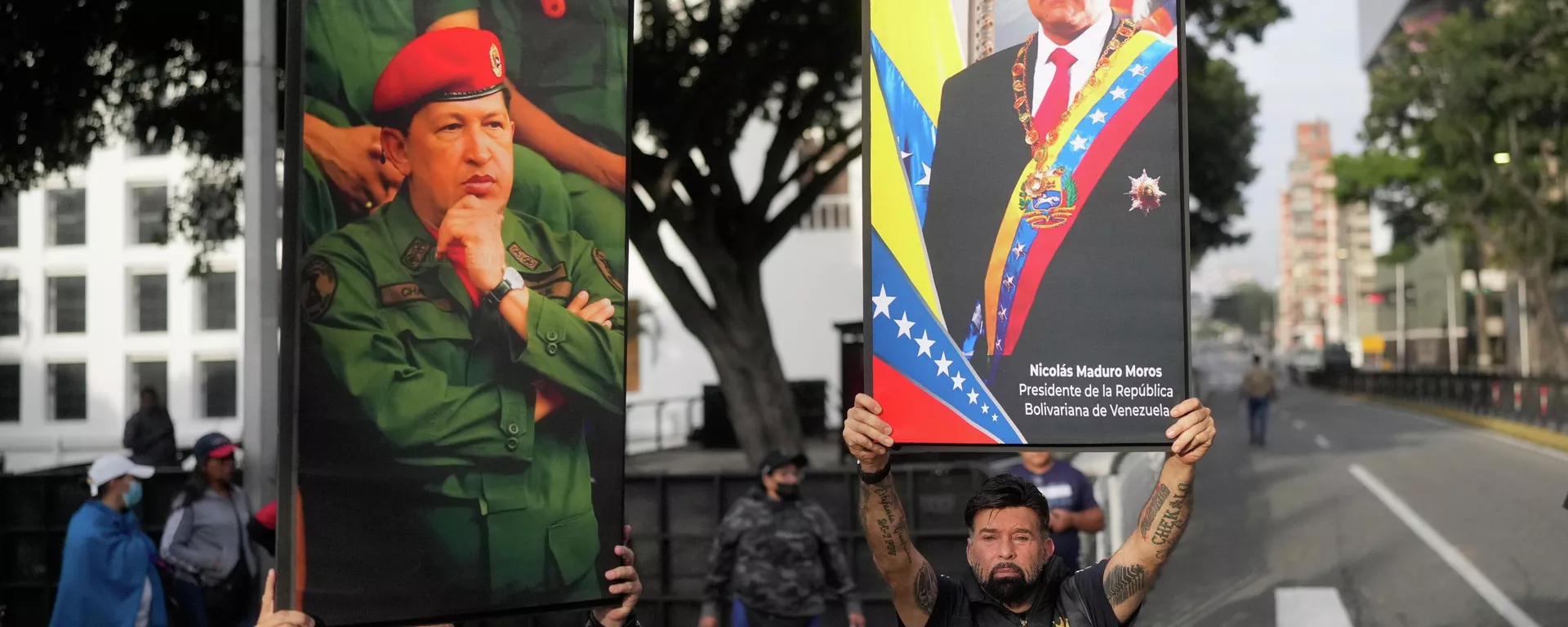 Apoiadores do governo da Venezuela mostram com as fotos de Hugo Chávez e o presidente Nicolás Maduro, sequestrado pelos Estados Unidos - Sputnik Brasil, 1920, 04.01.2026