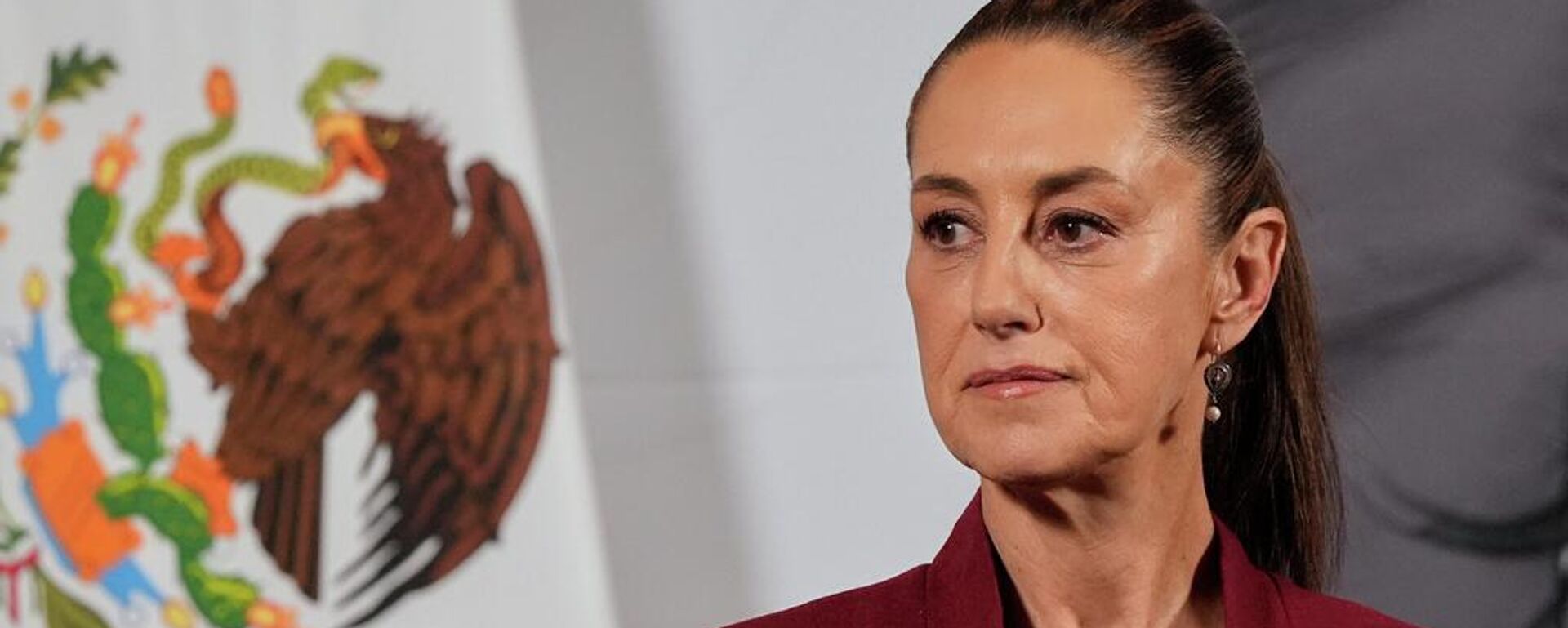 A presidente mexicana Claudia Sheinbaum concede sua coletiva de imprensa matinal no Palácio Nacional, na Cidade do México, 2 de abril de 2025 - Sputnik Brasil, 1920, 04.01.2026