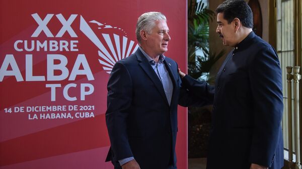 O presidente cubano Miguel Díaz-Canel (E), cumprimenta o presidente venezuelano Nicolás Maduro durante a Cúpula da Aliança Bolivariana para os Povos da Nossa América (ALBA) no Palácio da Revolução em Havana, Cuba, 14 de dezembro de 2021 - Sputnik Brasil