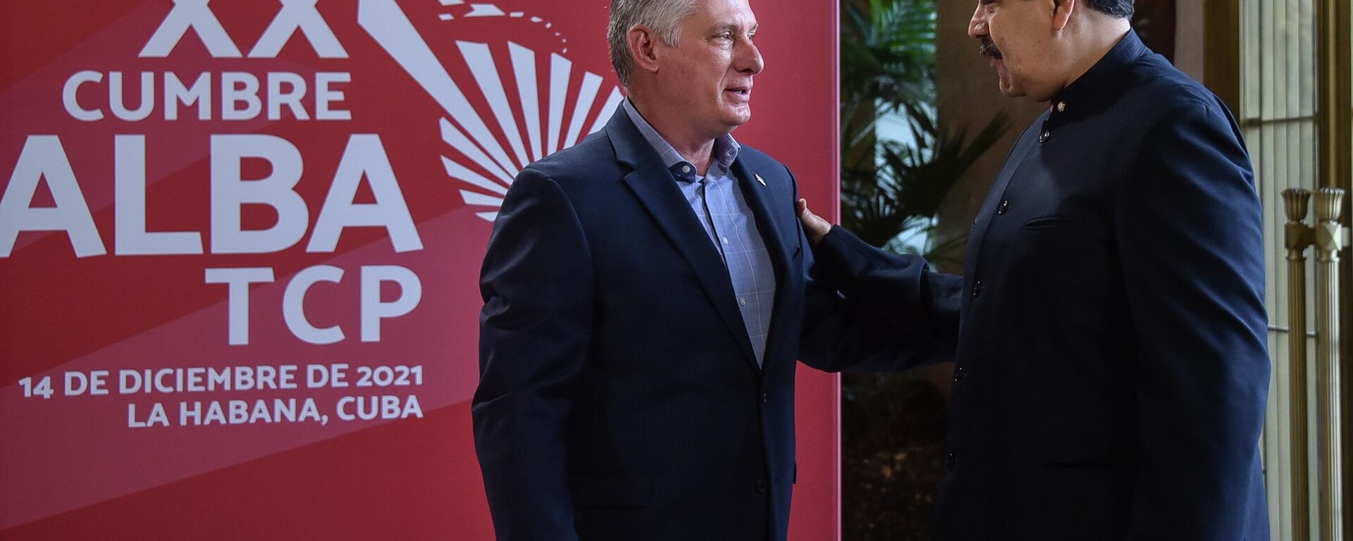 O presidente cubano Miguel Díaz-Canel (E), cumprimenta o presidente venezuelano Nicolás Maduro durante a Cúpula da Aliança Bolivariana para os Povos da Nossa América (ALBA) no Palácio da Revolução em Havana, Cuba, 14 de dezembro de 2021 - Sputnik Brasil, 1920, 04.01.2026