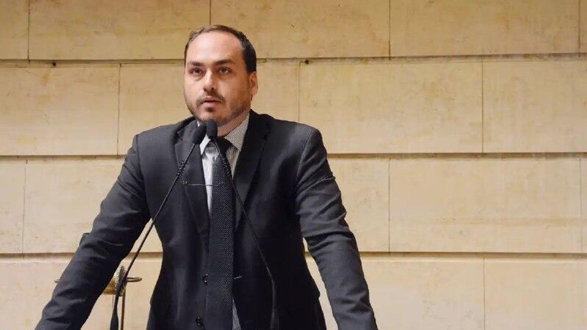 Carlos Bolsonaro critica aproximação de Lula com Maduro após ataque dos EUA Carlos Bolsonaro critica aproximação de Lula com Maduro após ataque dos EUA - Sputnik Brasil, 1920, 04.01.2026