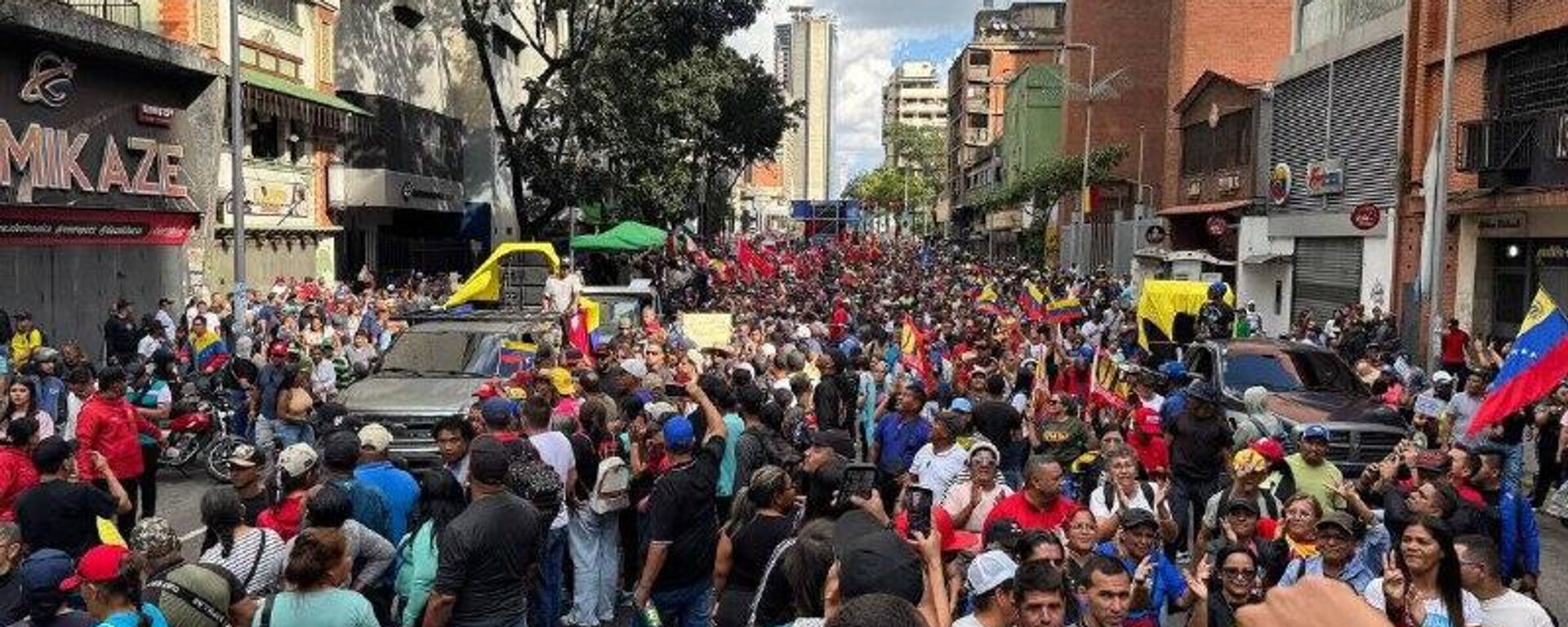 🪧 'Maduro, resista, o povo se levanta': Venezuelanos protestam após ataque dos EUA - Sputnik Brasil, 1920, 04.01.2026