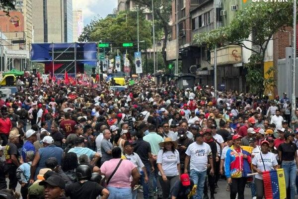 🪧 'Maduro, resista, o povo se levanta': Venezuelanos protestam após ataque dos EUA - Sputnik Brasil