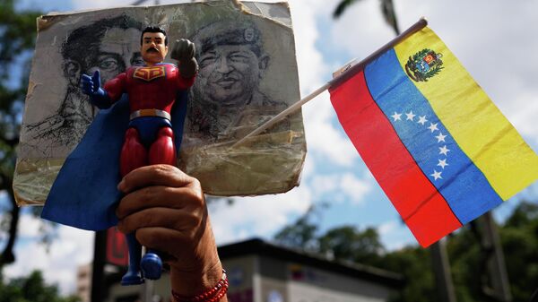 Manifestante segura uma figura de ação do Super Bigote durante um protesto exigindo a libertação de Nicolás Maduro, em Caracas. Venezuela, 4 de janeiro de 2026 - Sputnik Brasil
